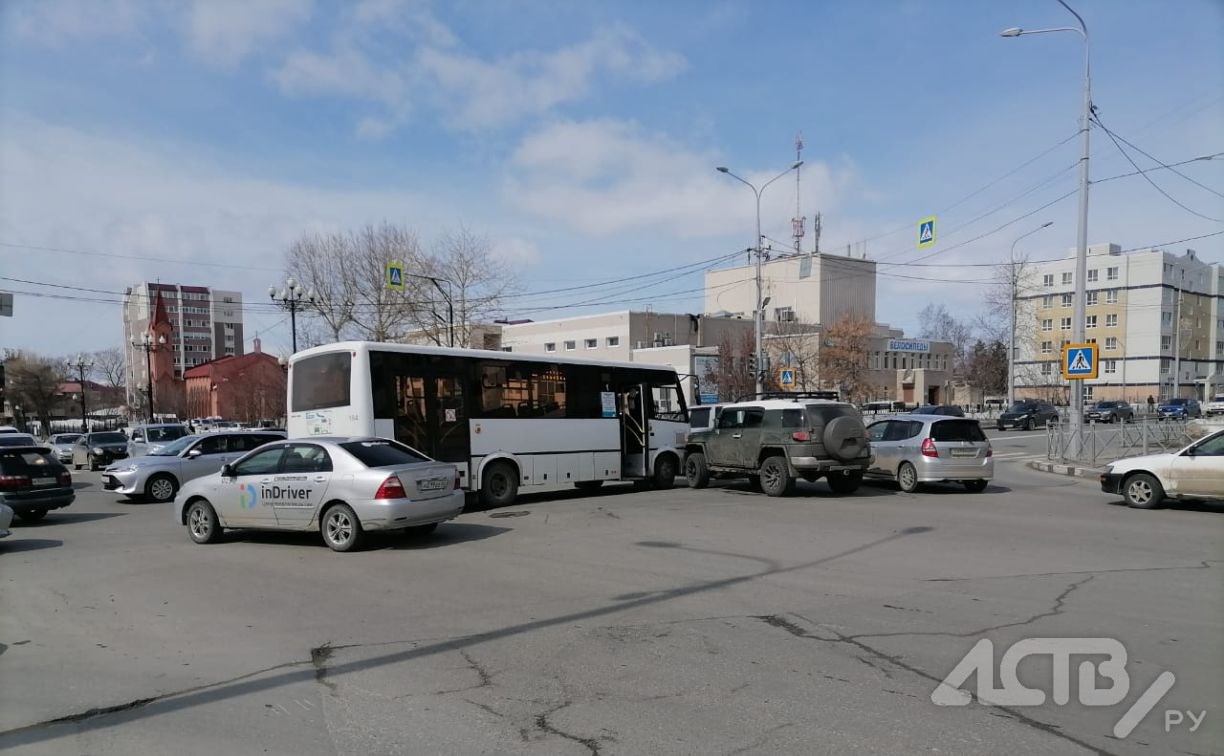 Пассажирский автобус попал в ДТП в центре Южно-Сахалинска