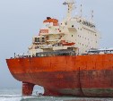 Водолазы не обнаружили повреждений на правом борту судна, севшего на мель на Сахалине