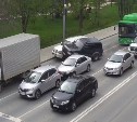 Многоуровневый таран: суровые разборки на дороге устроили водители двух внедорожников в Южно-Сахалинске 