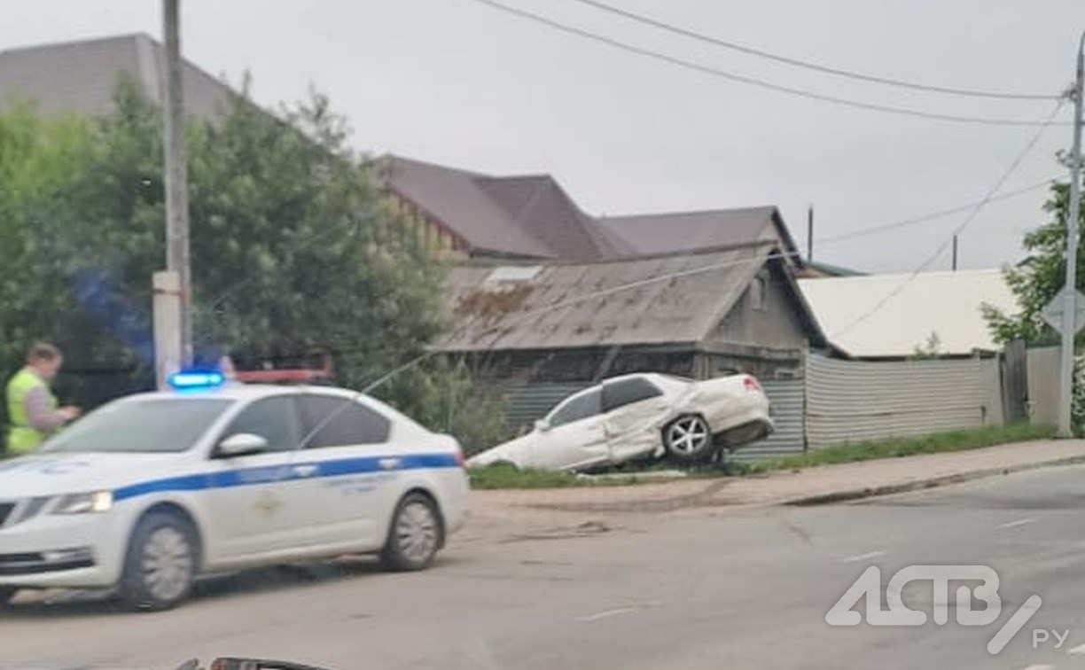 Автомобиль вылетел в кювет в Южно-Сахалинске
