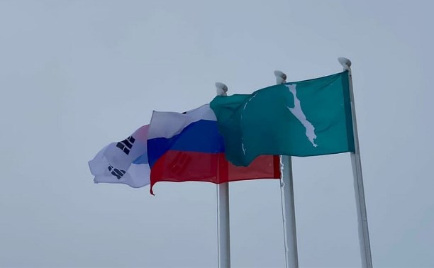 Оха на юге, Корсаков на севере: флаг Сахалинской области вывесили вверх ногами