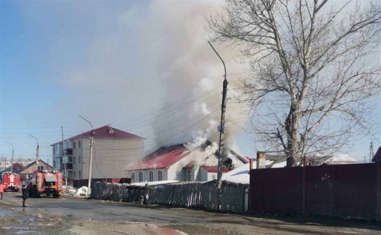 Частный дом загорелся на улице Достоевского в Южно-Сахалинске