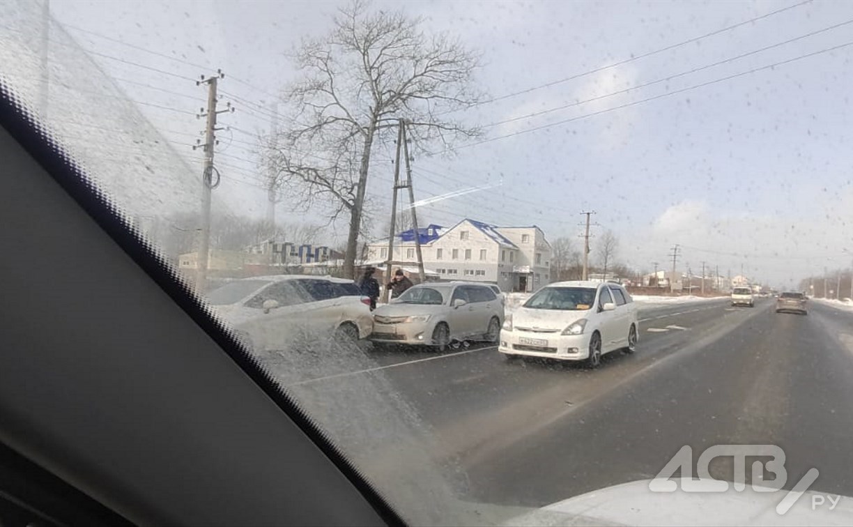 В Южно-Сахалинске один автомобиль "догнал" другого