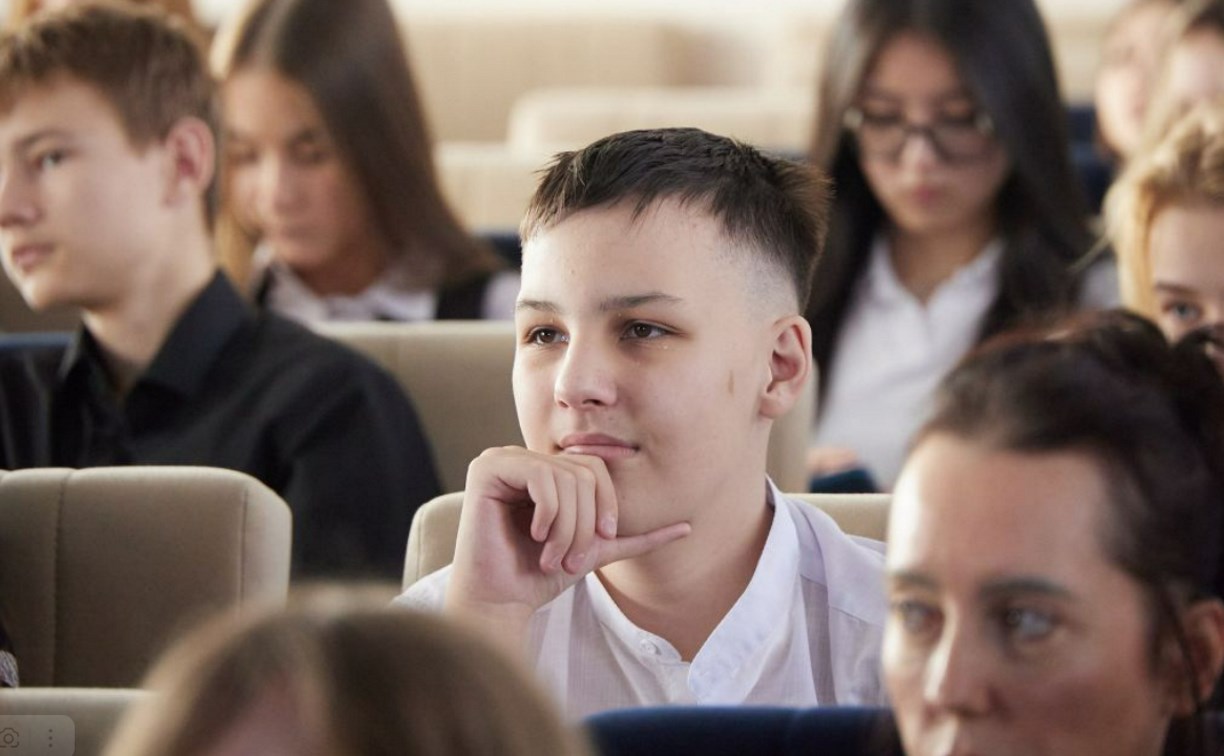 Добролекции в школах Южно-Сахалинска вдохновляют молодых людей на правильные поступки