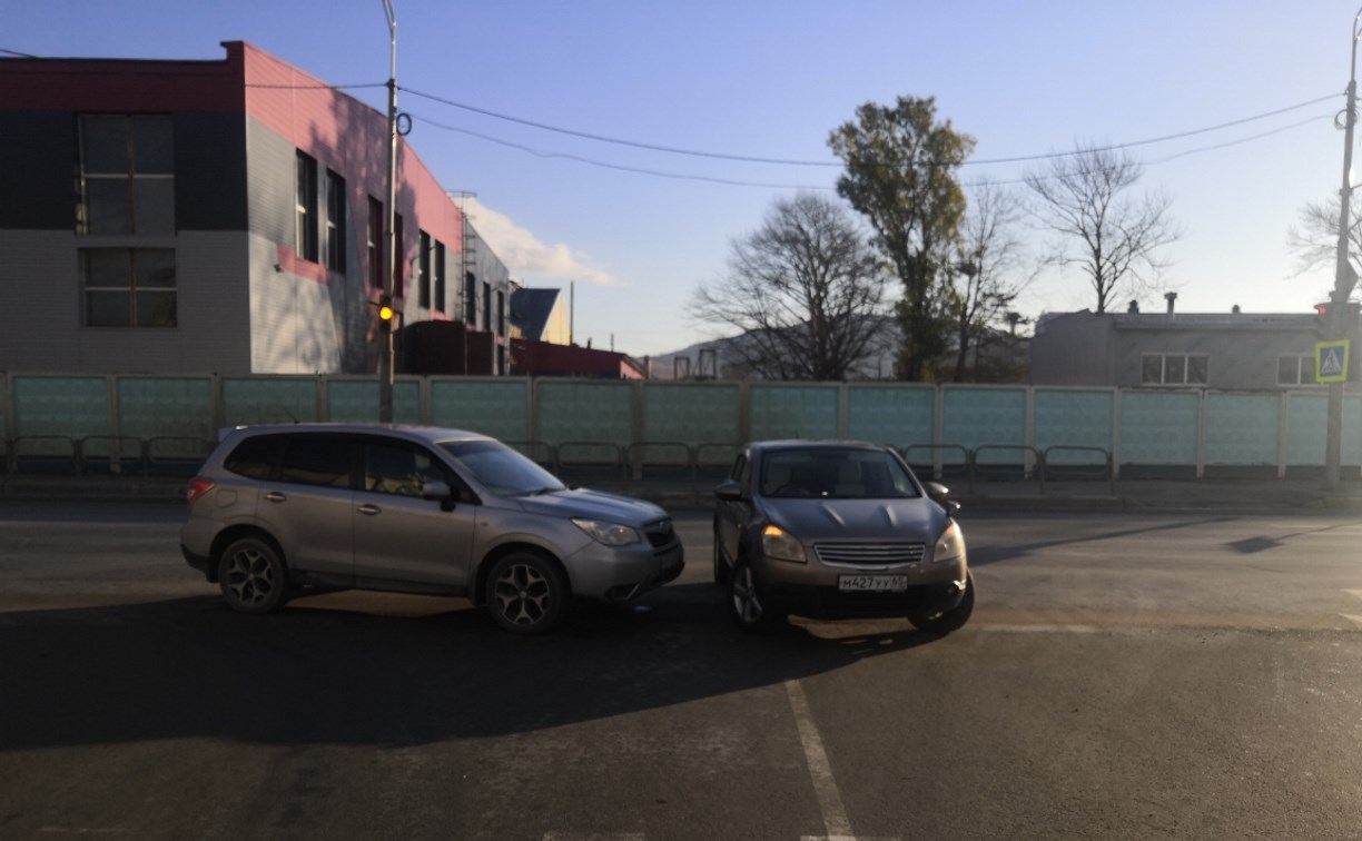 Очевидцев столкновения Subaru Forester и Nissan Dualis ищут в Южно-Сахалинске