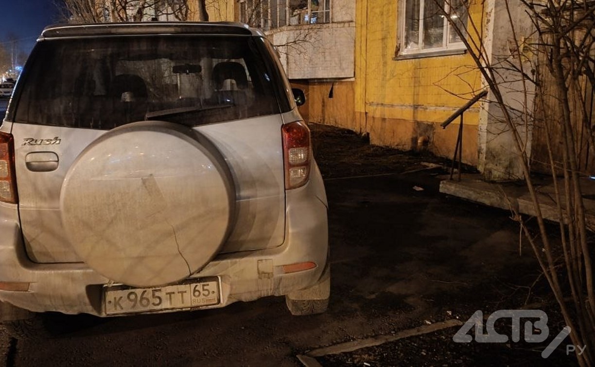 Автохам в Южно-Сахалинске оставил машину на тротуаре, потому что она "не вошла в подъезд"