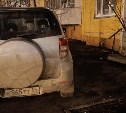 Автохам в Южно-Сахалинске оставил машину на тротуаре, потому что она "не вошла в подъезд"