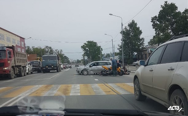 Два человека пострадали при столкновении мотоцикла и универсала в Южно-Сахалинске
