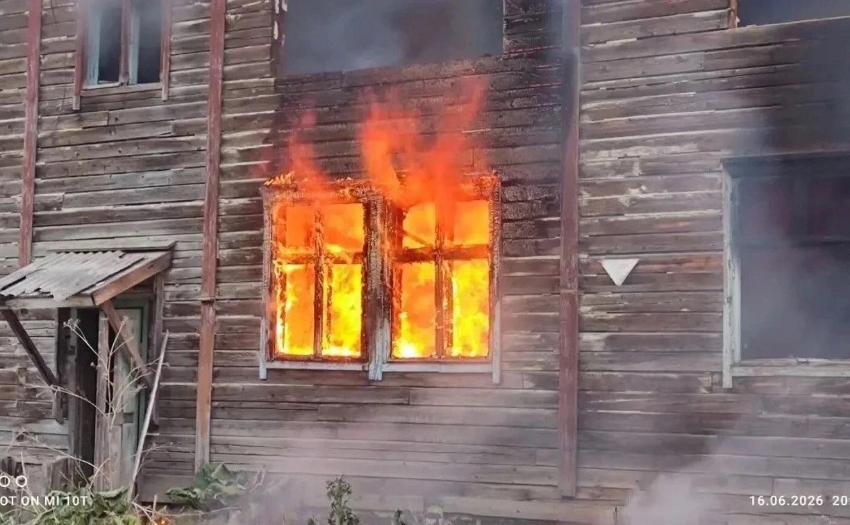 Заброшенный дом полыхал в Тымовском