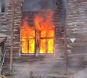 Заброшенный дом полыхал в Тымовском