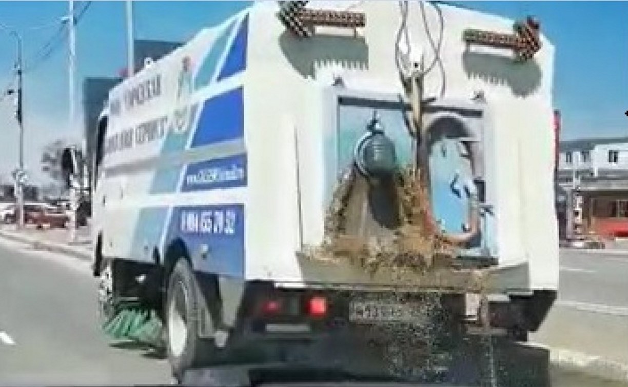 Дорожный пылесос разлил собранную в Южно-Сахалинске грязь по улице Ленина