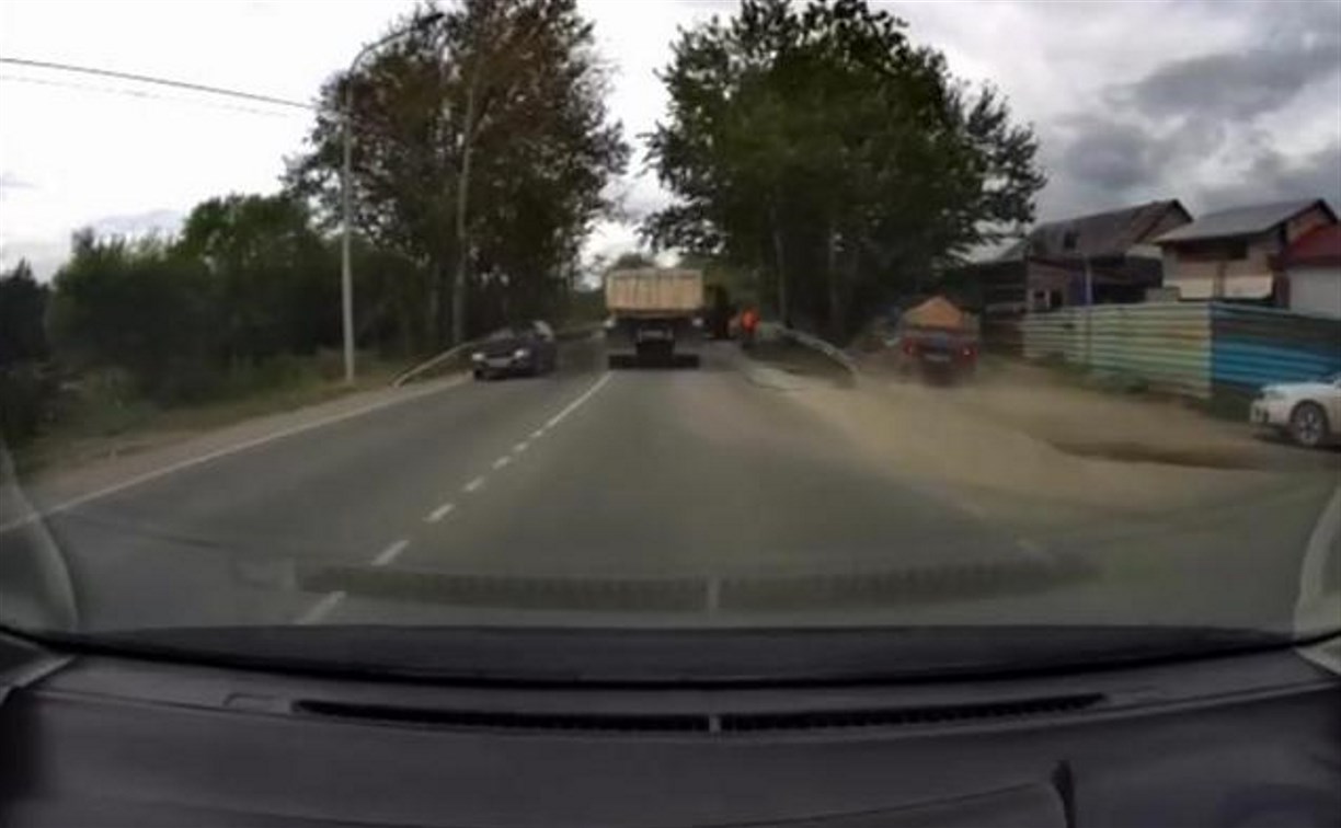 Грузовик вылетел с дороги в Южно-Сахалинске
