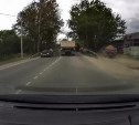 Грузовик вылетел с дороги в Южно-Сахалинске