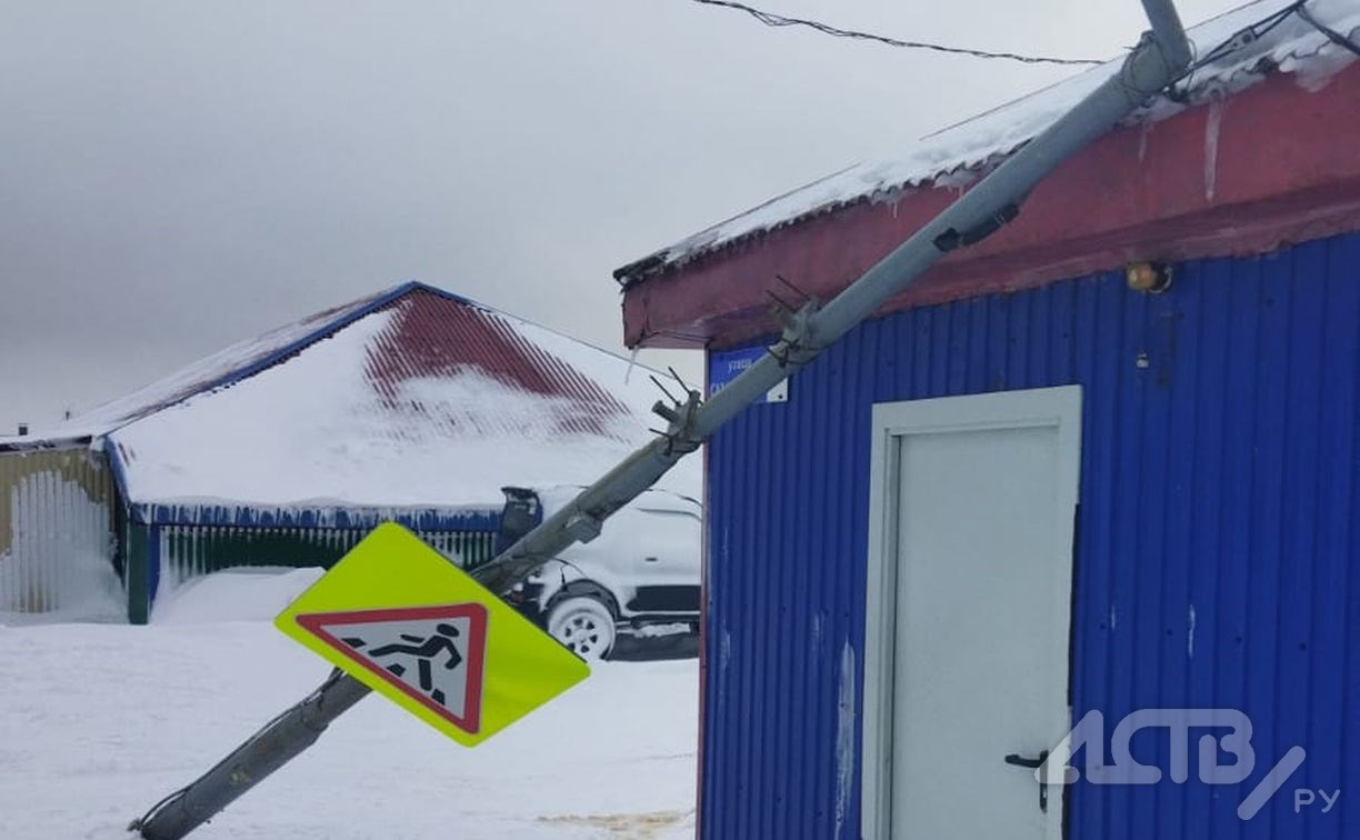 Столб рухнул на магазин в Северо-Курильске во время ураганного ветра