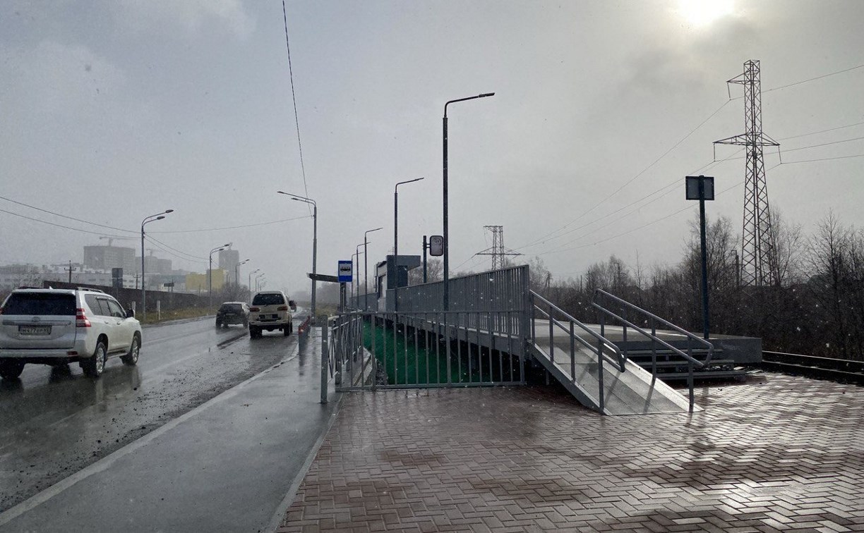 Современные автобусные остановки обустроили в районе ЖК "Роза Таун" в Южно-Сахалинске 