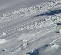 Участок дороги закрыли на юге Сахалина из-за спуска снежных масс