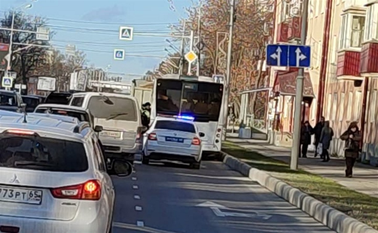Ещё одно ДТП с участием грузовика и автобуса произошло в Южно-Сахалинске
