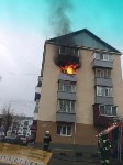 Балкон вспыхнул в доме на улице Поповича в Южно-Сахалинске, Фото: 2