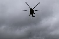 Спасатели спустились с вертолета на стадион «Космос» в Южно-Сахалинске, Фото: 2