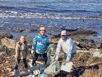 Сахалинцы очистили берег моря, заваленный бутылками, вёдрами и сломанной бытовой техникой, Фото: 3