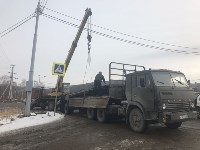 Металлоконструкции вылетели из КамАЗа на перекрестке в Южно-Сахалинске, Фото: 1
