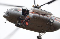 Сахалинские спасатели с вертолёта спускались на полуразрушенный дом и в лес, Фото: 3