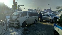 В Южно-Сахалинске при столкновении микроавтобуса и хэтчбека пострадал мужчина, Фото: 10