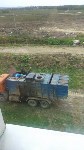 Водитель мусоровоза проложил дорогу через газон к жилым домам в Дальнем, Фото: 3