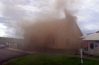 Здание с кафе и жилой дом загорелись в Курильске, Фото: 1