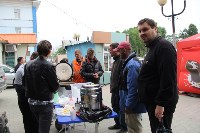 Активисты бесплатно кормят людей обедами у вокзала Южно-Сахалинска, Фото: 5