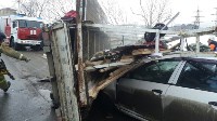 Два человека пострадали при столкновении универсала и грузовика в Южно-Сахалинске, Фото: 12
