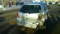 В Южно-Сахалинске при столкновении микроавтобуса и хэтчбека пострадал мужчина, Фото: 2
