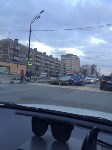 "Тойота Королла" врезалась в бордюр и "Тойоту Рактис" в Южно-Сахалинске, Фото: 3
