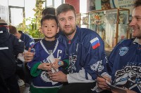 За автографами к хоккеистам «Сахалина» выстроилась очередь в 150 человек, Фото: 19