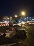 Пассажирский автобус врезался в дорожное ограждение в Южно-Сахалинске, Фото: 1