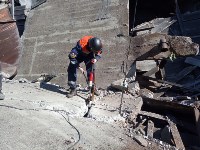В Поронайске спасатели разбивают плиту, под которой находится погибший рабочий, Фото: 7