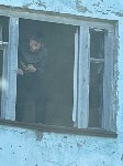 Очевидец: в Поронайске подростки кидаются стеклом и камнями из здания наркологии, Фото: 1