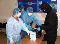 Продукты, маски и перчатки стали выдавать в школах Южно-Сахалинска, Фото: 1