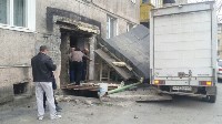 Грузовик снес козырек и дверь в подъезде многоэтажки в Южно-Сахалинске, Фото: 6