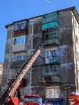 Балкон горит в пятиэтажке в Корсакове. Автор фото Владимир Поникарь, Фото: 3