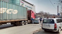 Такси столкнулось с грузовиком в Южно-Сахалинске , Фото: 1
