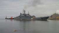 Десантный корабль «Адмирал Невельской» привез на Сахалин первых пассажиров, Фото: 3