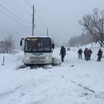 Застрявший в Синегорске автобус пришлось вытаскивать с помощью трактора, Фото: 3