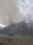 Крыша многоэтажки загорелась в Корсакове, Фото: 3