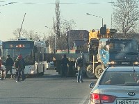 В Южно-Сахалинске столкнулись пассажирский автобус и грузовик с манипулятором, Фото: 2