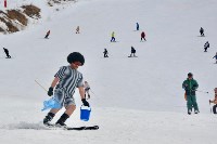 Полсотни сахалинцев разделись, чтобы спуститься на лыжах и сноубордах с «Горного воздуха», Фото: 7