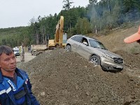 В Южно-Сахалинске пьяный водитель Infinity, уходя от преследования ГИБДД, залетел на кучу грунта, Фото: 2