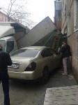 Грузовик снес козырек и дверь в подъезде многоэтажки в Южно-Сахалинске, Фото: 5