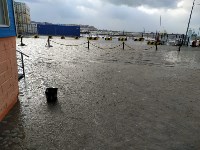 Морские волны вынудили сотрудников корсаковского порта покинуть работу, Фото: 1