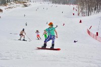 Полсотни сахалинцев разделись, чтобы спуститься на лыжах и сноубордах с «Горного воздуха», Фото: 19
